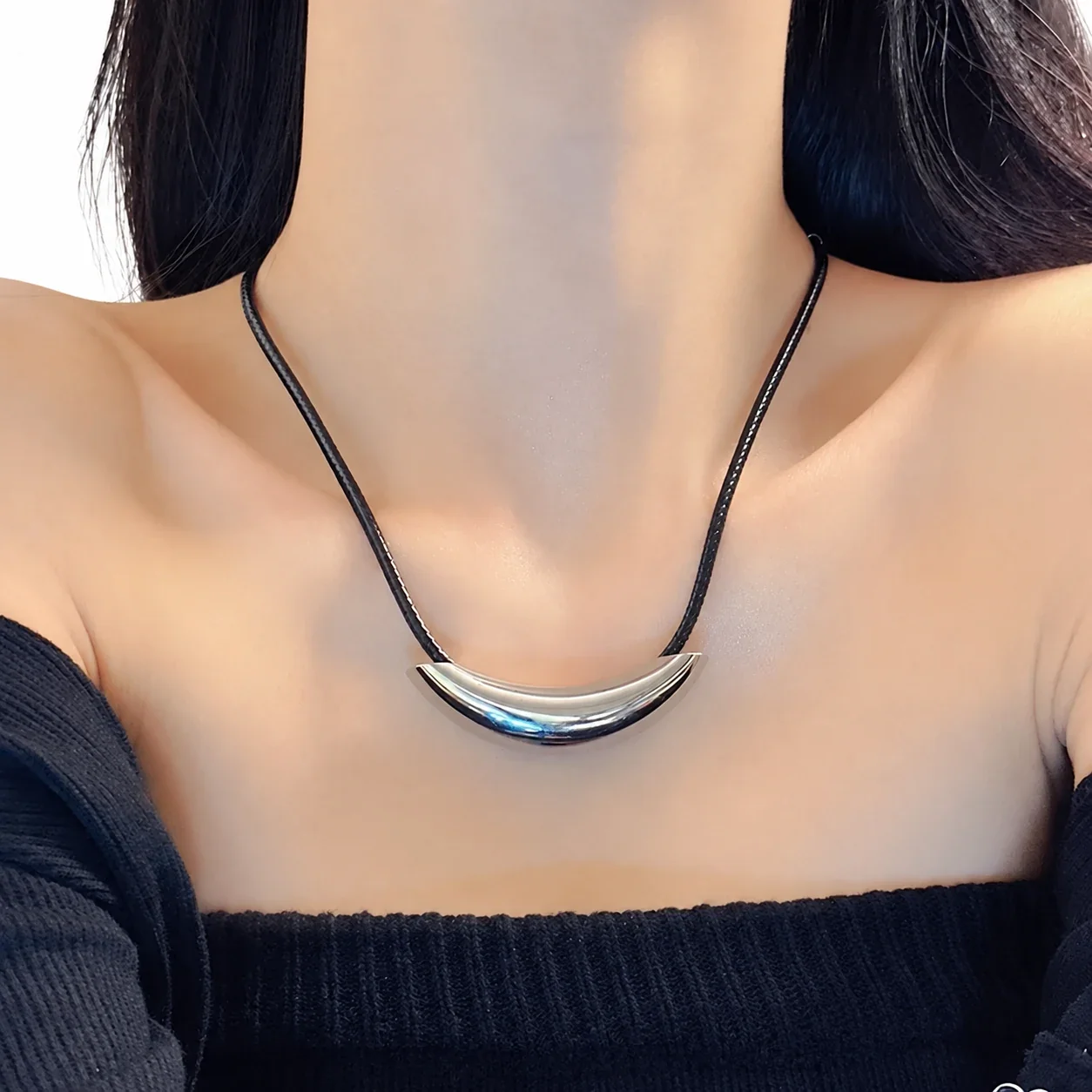 Foto del producto: Collar de cordón negro con tubo curvado, acero inoxidable