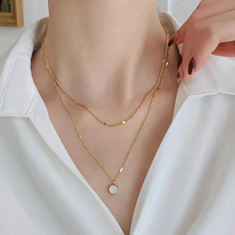 Foto del producto: Layered Round Shell Pendant Necklace, 18K Gold-Plated Stainless Steel