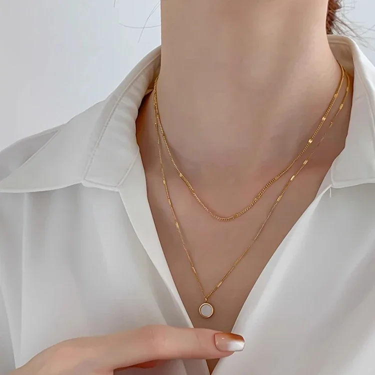 Foto del producto: Layered Round Shell Pendant Necklace, 18K Gold-Plated Stainless Steel