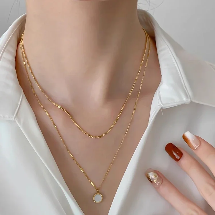 Foto del producto: Layered Round Shell Pendant Necklace, 18K Gold-Plated Stainless Steel