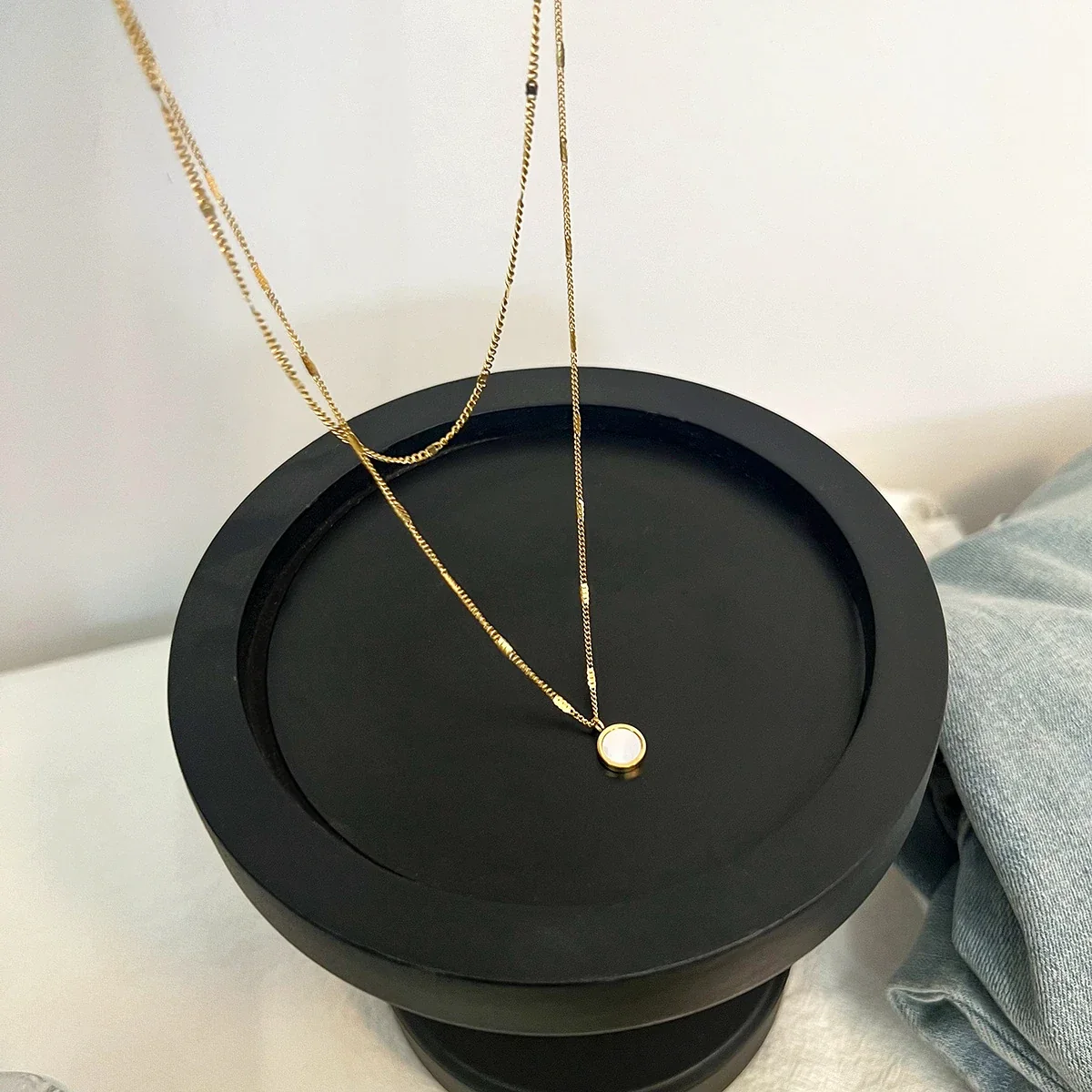 Foto del producto: Layered Round Shell Pendant Necklace, 18K Gold-Plated Stainless Steel