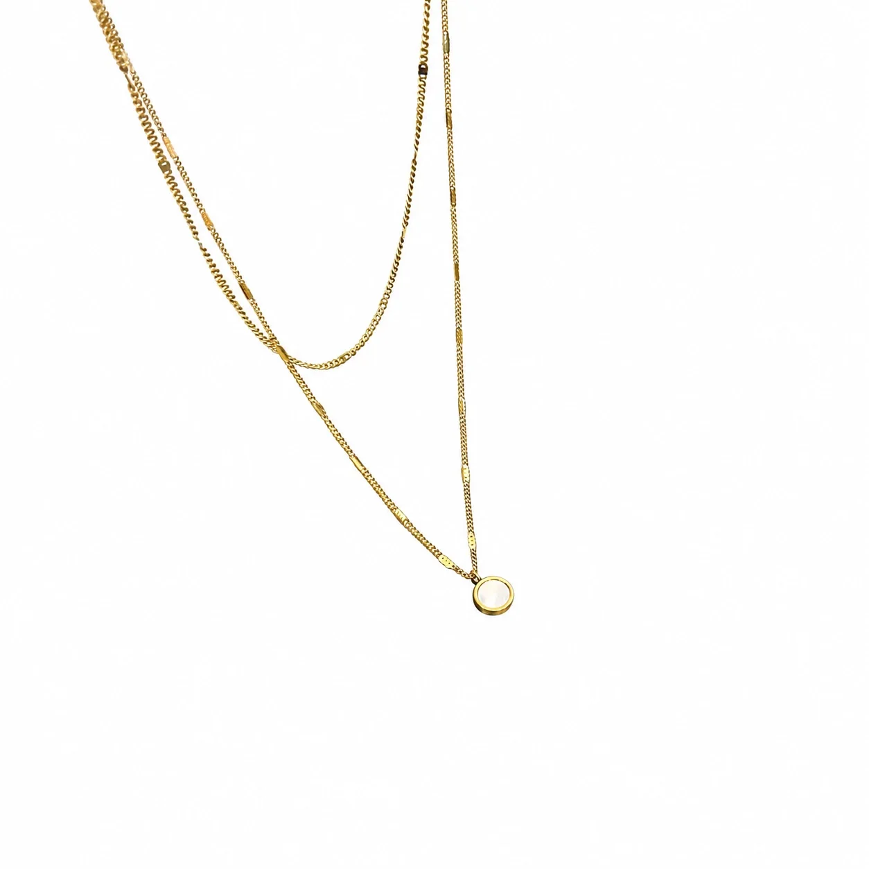Foto del producto: Layered Round Shell Pendant Necklace, 18K Gold-Plated Stainless Steel