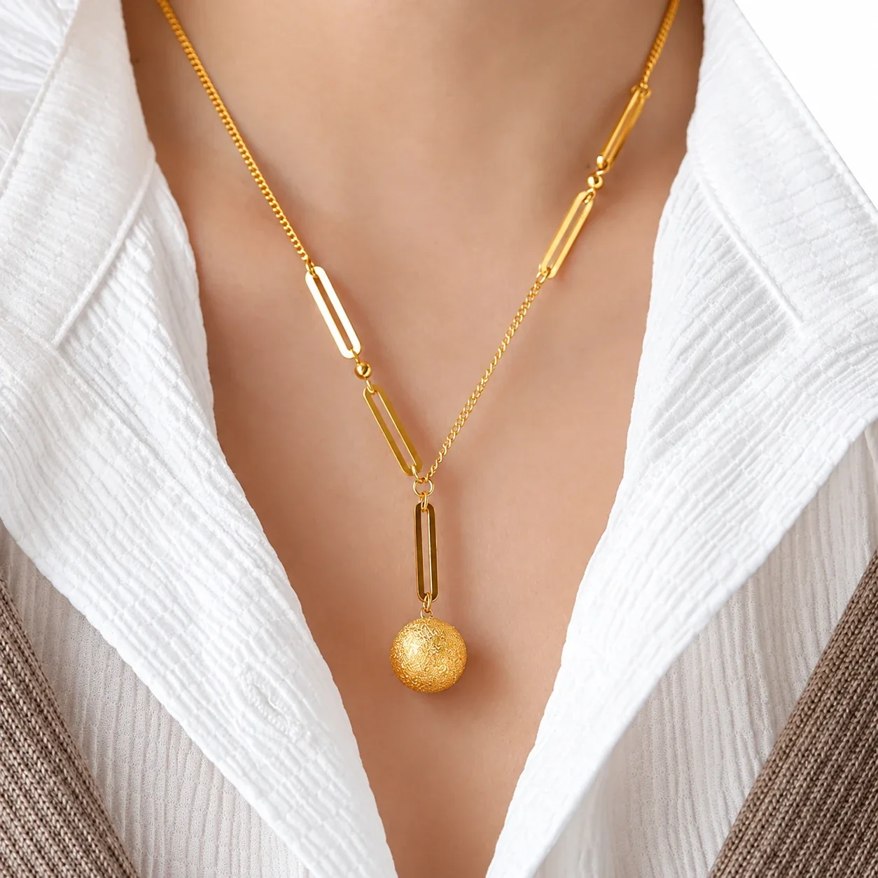 Hangerketting met structuurbol en staafschakels, goudverguld staal productfoto