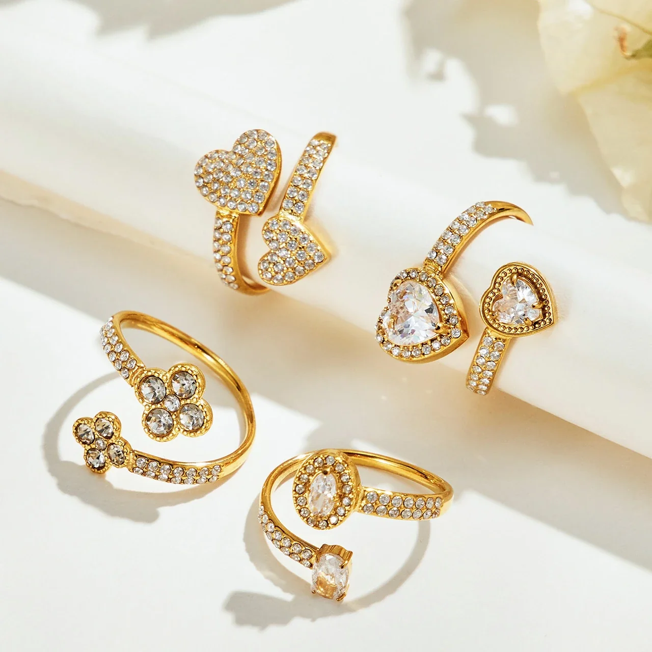 Open ring met pavé hart of bloem van zirkonia, roestvrij staal productfoto