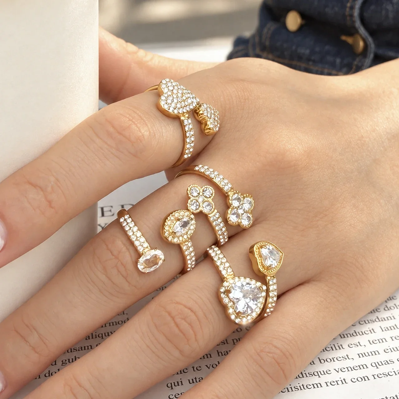 Open ring met pavé hart of bloem van zirkonia, roestvrij staal productfoto