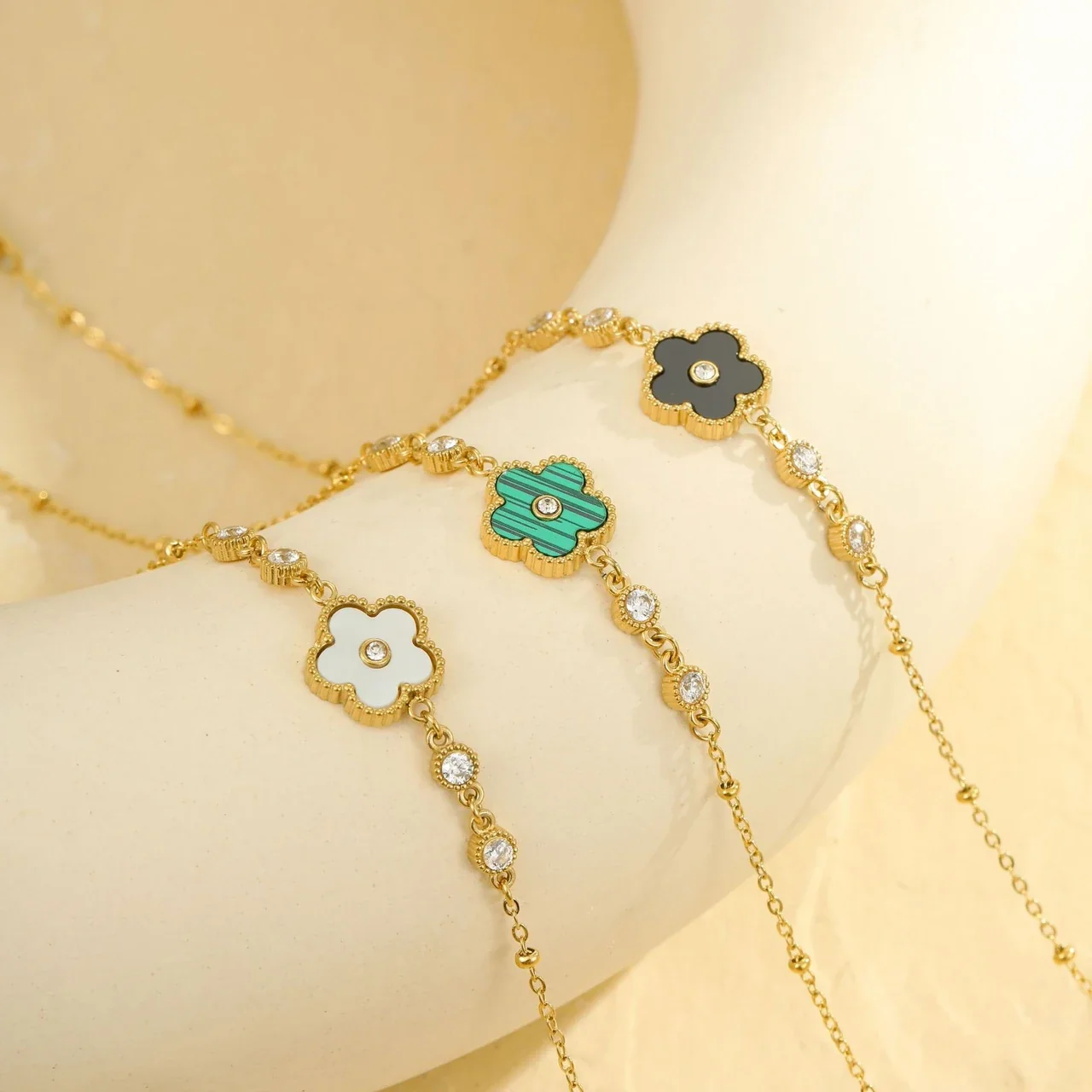Photo produit : Bracelet de cheville fleur avec cristaux espacés en acier inoxydable