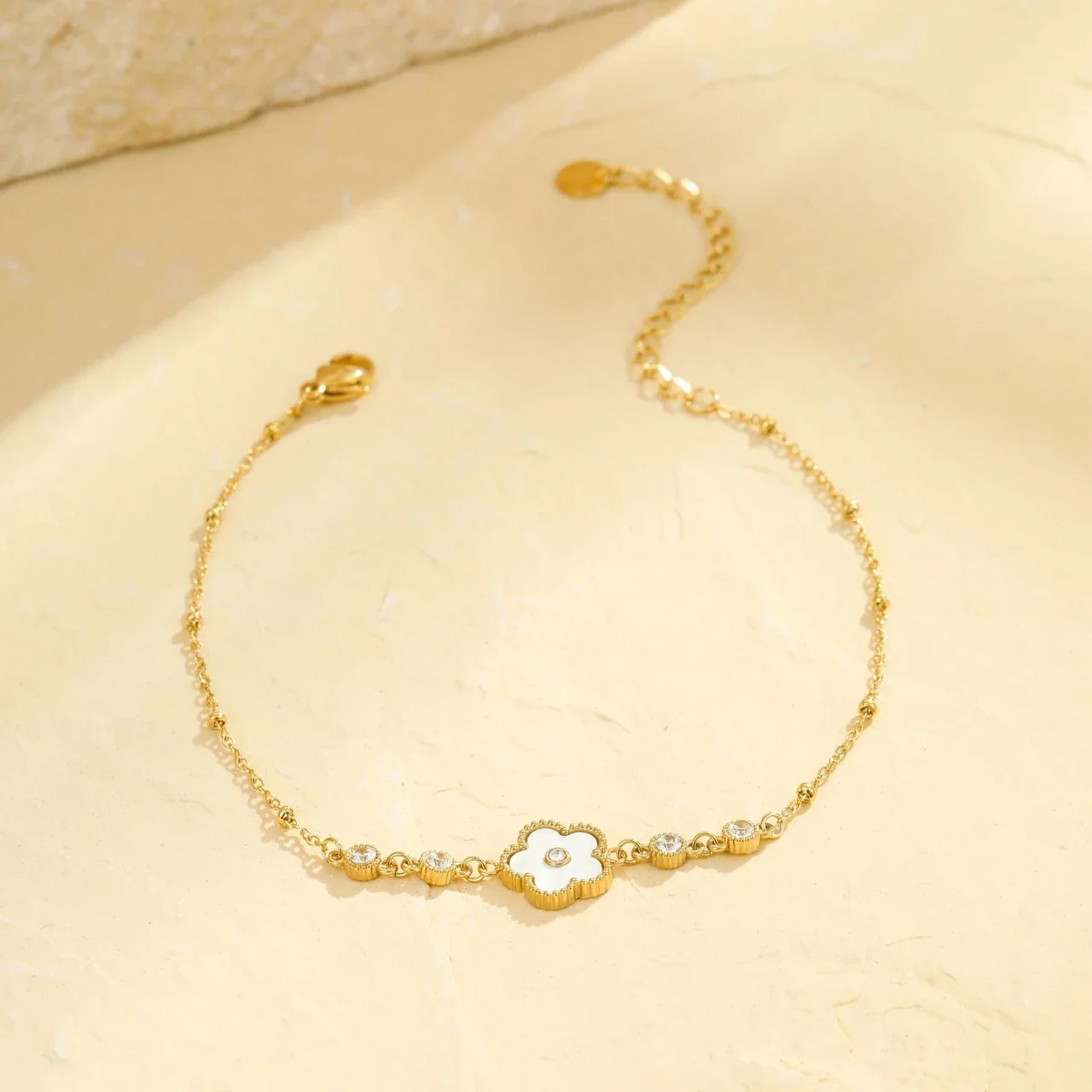 Photo produit : Bracelet de cheville fleur avec cristaux espacés en acier inoxydable