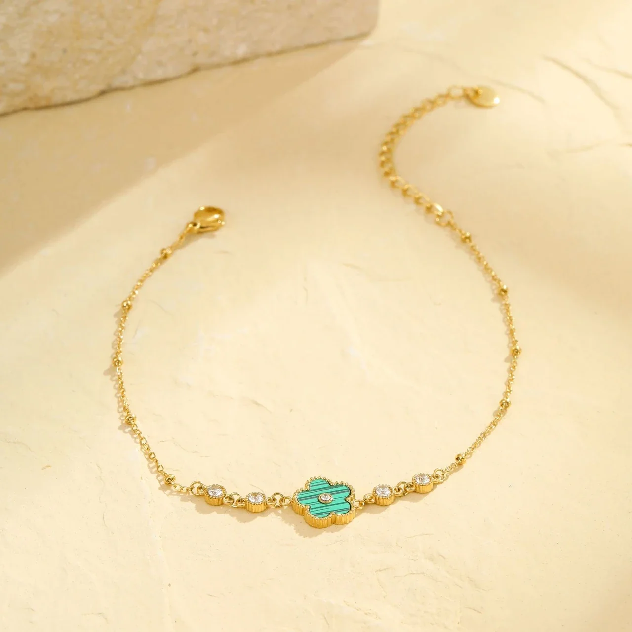 Photo produit : Bracelet de cheville fleur avec cristaux espacés en acier inoxydable