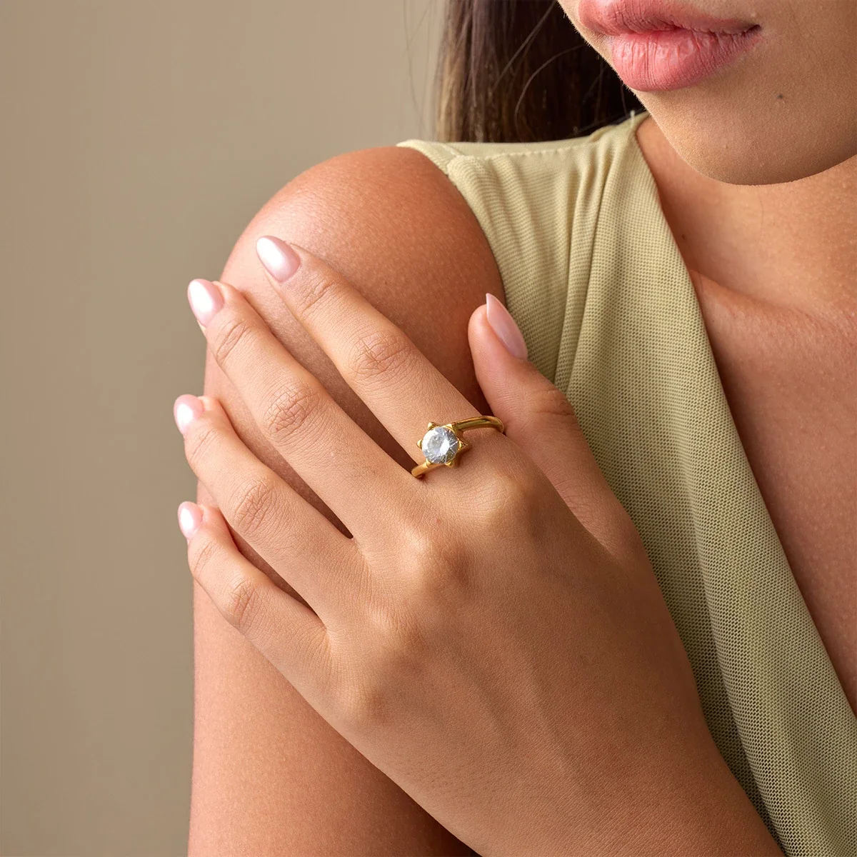 Open ring met sterzetting en rond kristal, verguld staal productfoto