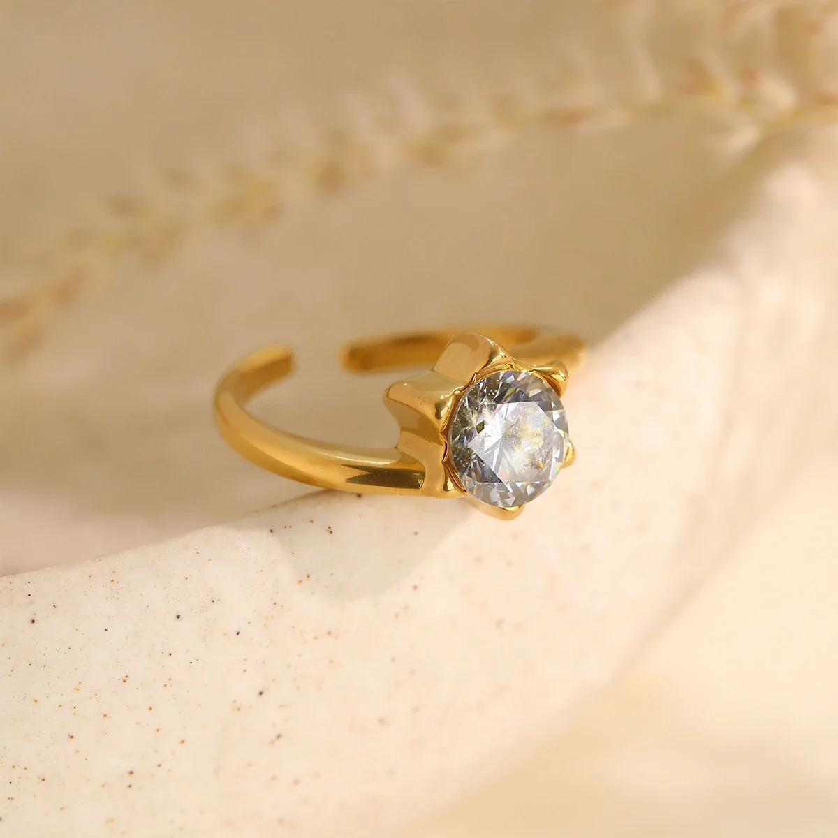 Open ring met sterzetting en rond kristal, verguld staal productfoto