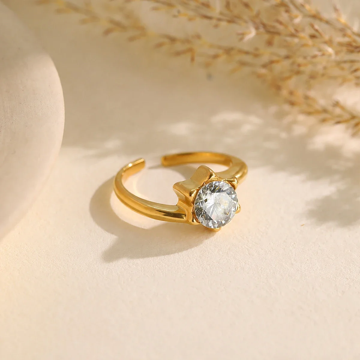 Open ring met sterzetting en rond kristal, verguld staal productfoto