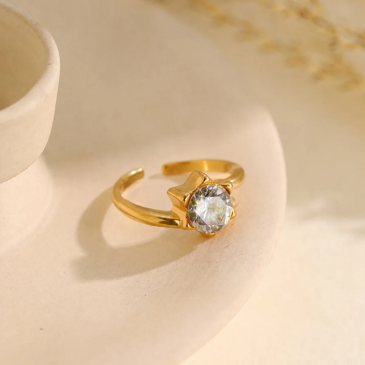 Open ring met sterzetting en rond kristal, verguld staal productfoto