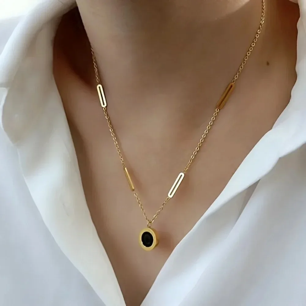 Produktfoto: Roman Numeral Disc Open-Link Necklace, Plated Stainless Steel