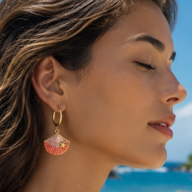 Druppelvormige oorringen met roze schelp en zeester, verguld staal productfoto