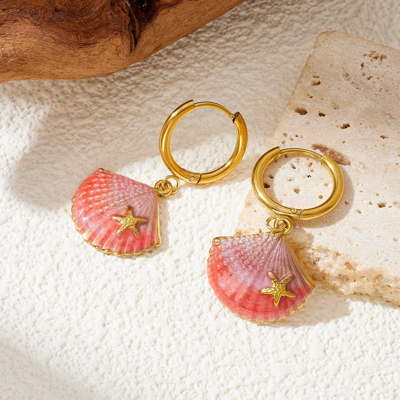 Druppelvormige oorringen met roze schelp en zeester, verguld staal productfoto