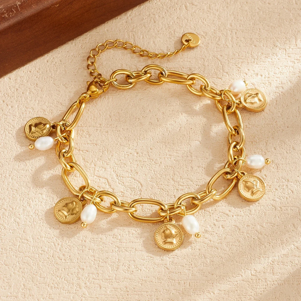 Foto del producto: Pulsera de cadena con dijes de moneda y perlas, acero inoxidable chapado en oro