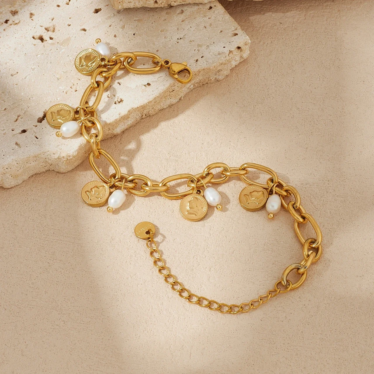 Foto del producto: Pulsera de cadena con dijes de moneda y perlas, acero inoxidable chapado en oro