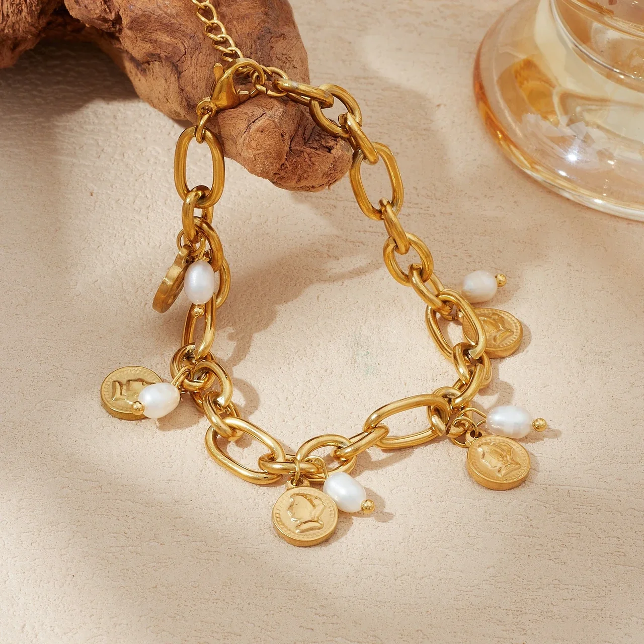 Foto del producto: Pulsera de cadena con dijes de moneda y perlas, acero inoxidable chapado en oro