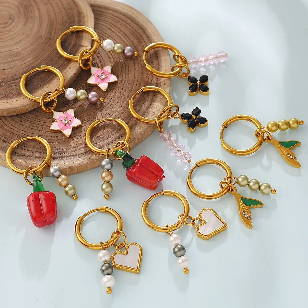 Foto del producto: Pendientes de aro con dijes desiguales, acero chapado en oro