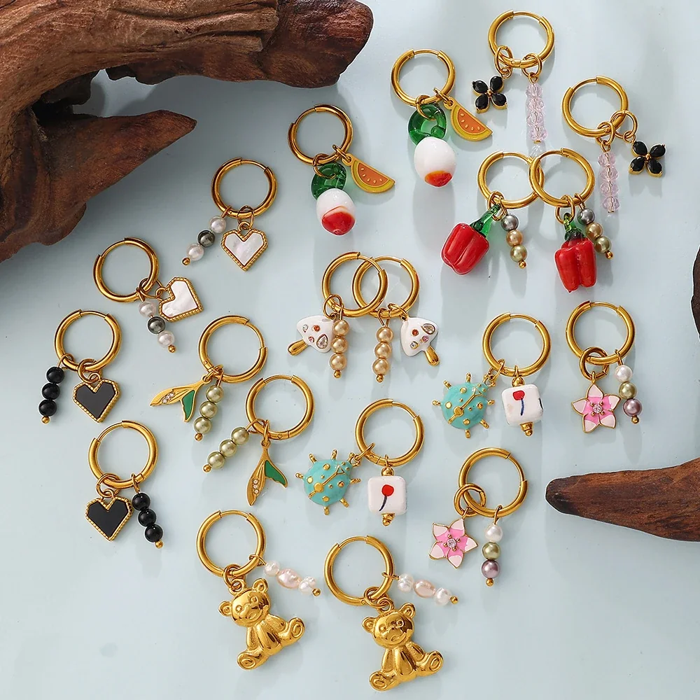 Foto del producto: Pendientes de aro con dijes desiguales, acero chapado en oro