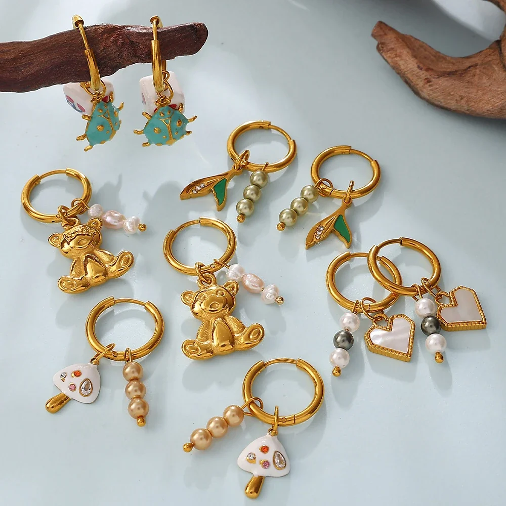 Foto del producto: Pendientes de aro con dijes desiguales, acero chapado en oro