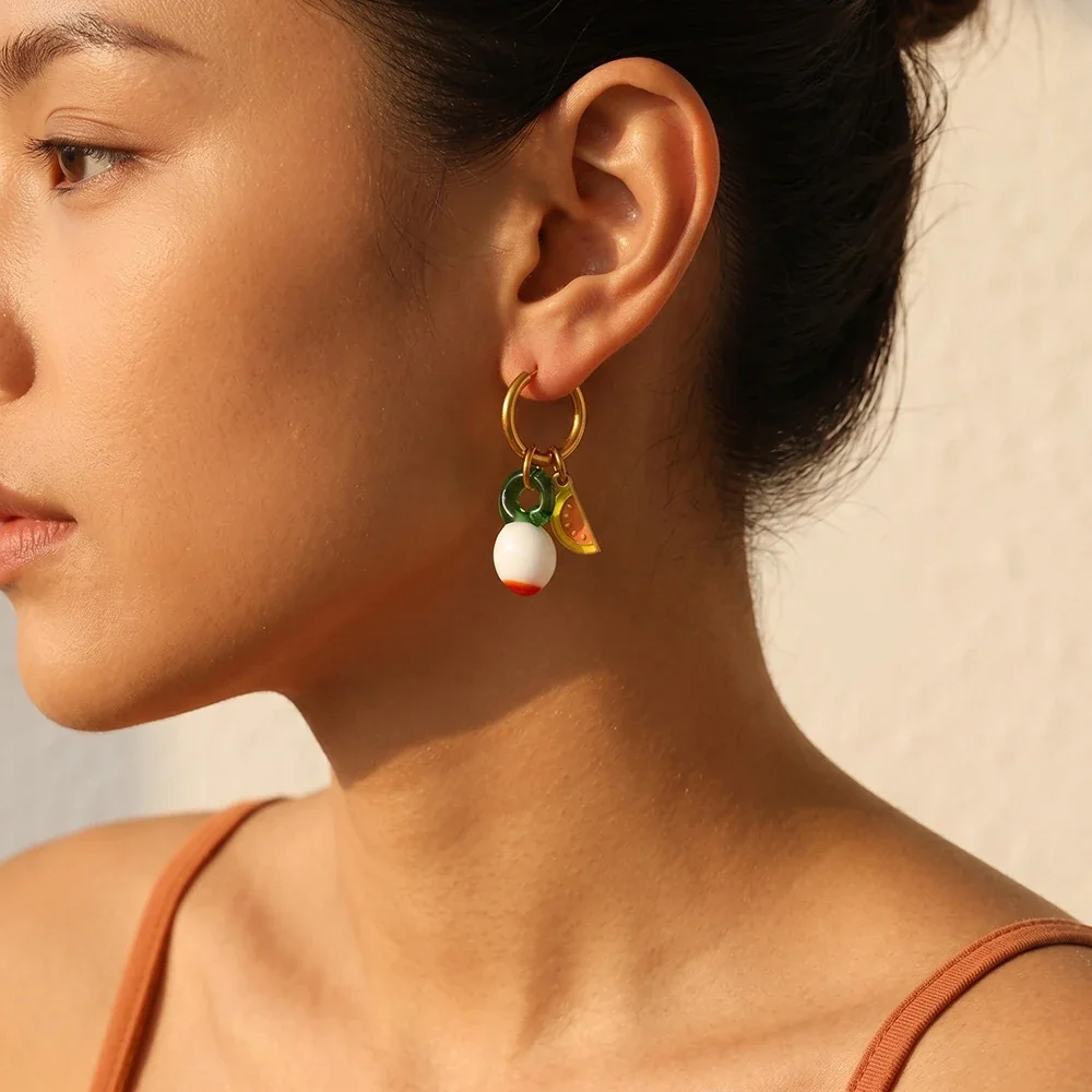 Foto del producto: Pendientes de aro con dijes desiguales, acero chapado en oro
