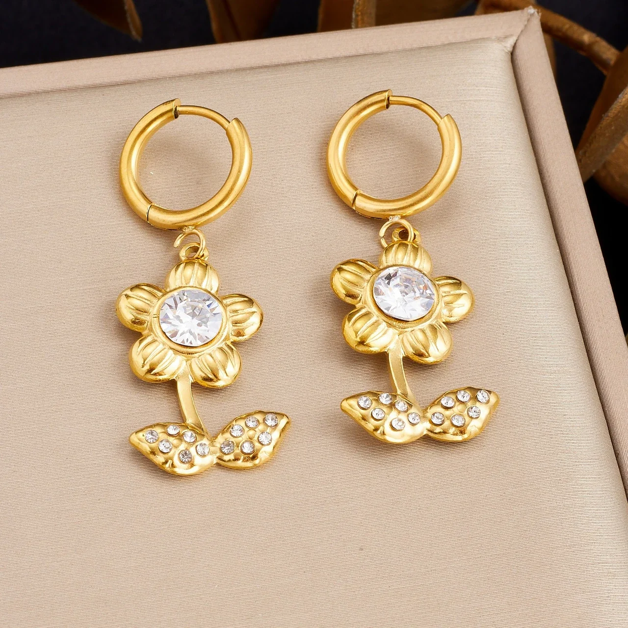 Foto del producto: Pendientes de aro de acero inoxidable con flor de cristal y hojas pavé, chapados en oro