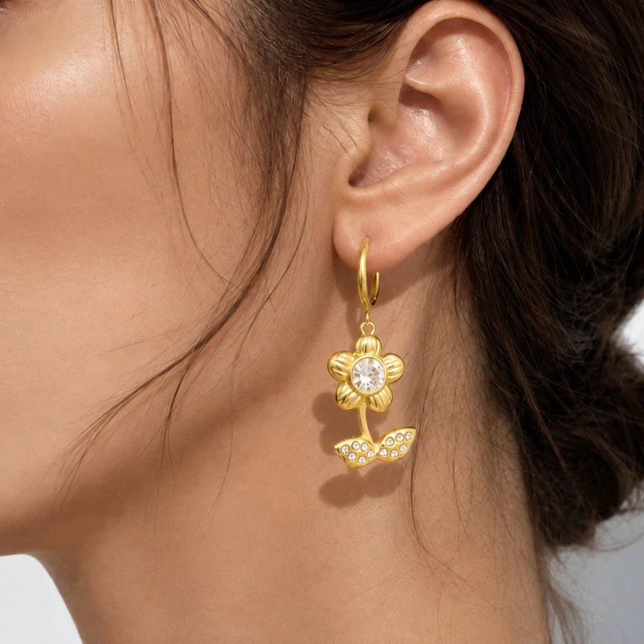Foto del producto: Pendientes de aro de acero inoxidable con flor de cristal y hojas pavé, chapados en oro