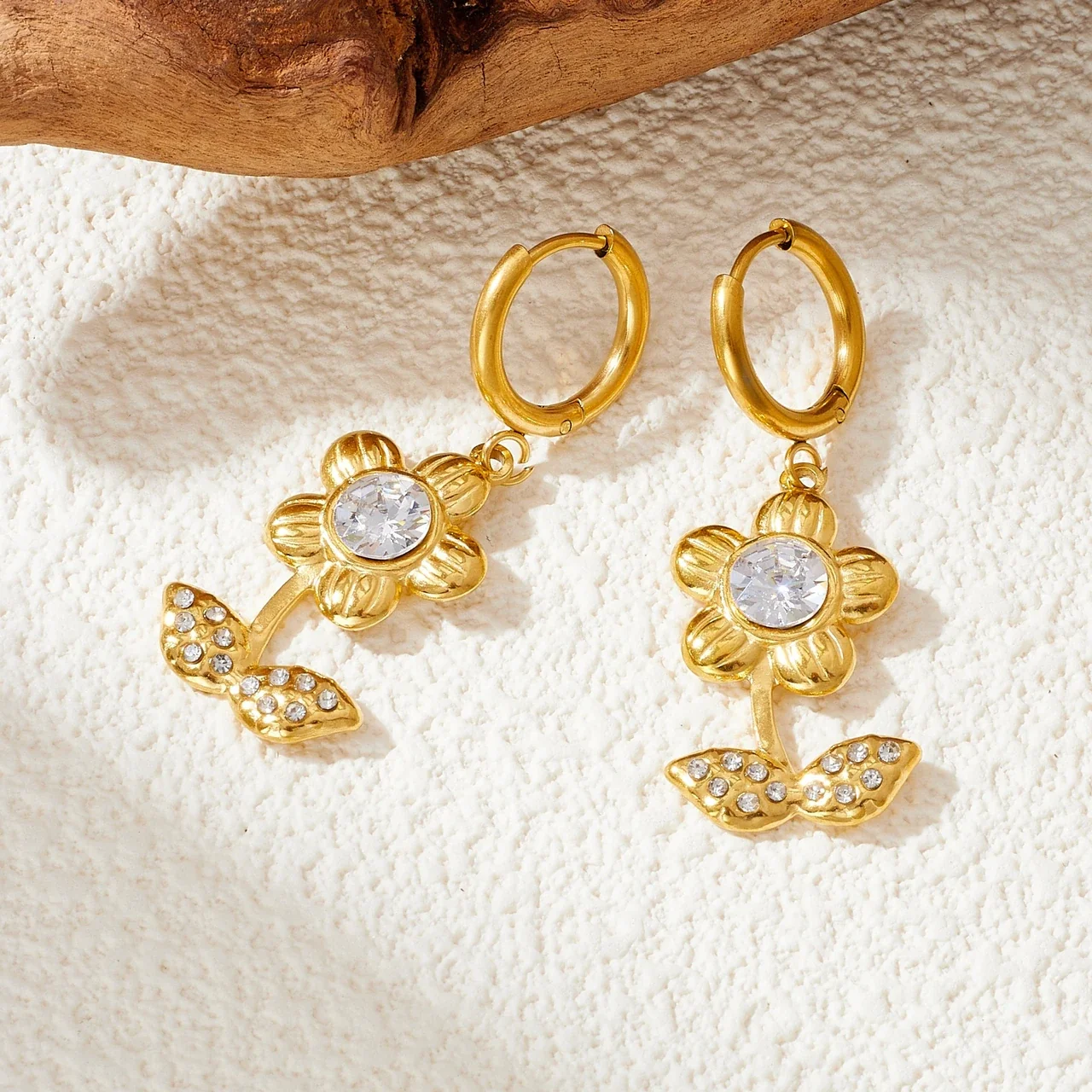 Foto del producto: Pendientes de aro de acero inoxidable con flor de cristal y hojas pavé, chapados en oro
