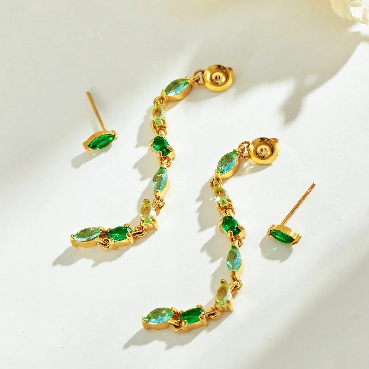 Druppeloorbellen met marquise CZ-ketting, goudkleurig roestvrij staal productfoto
