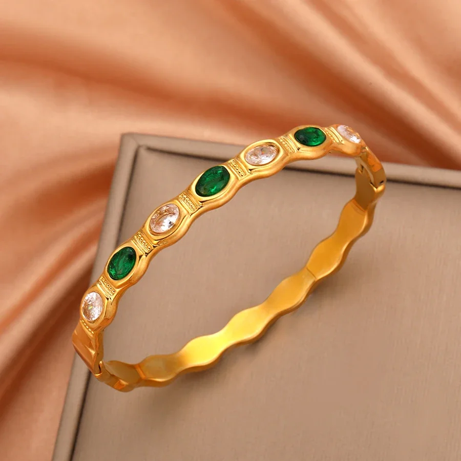 Foto do produto: Bangle Bracelet with Oval Crystal Stations, 18K Gold-Plated