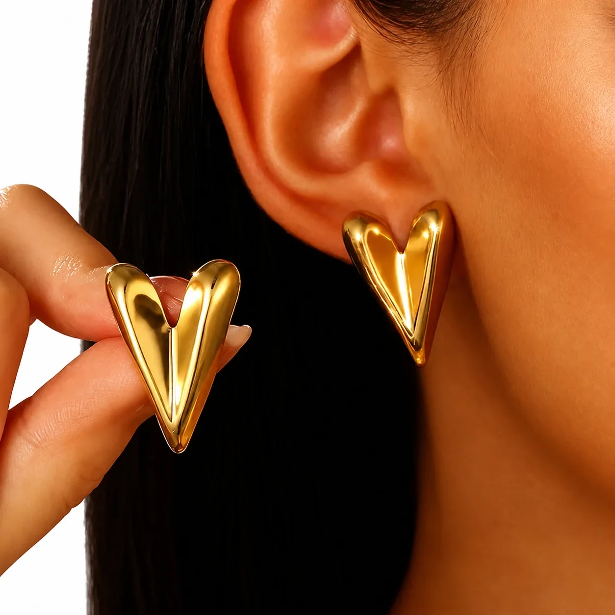 Foto del producto: Pendientes acero inoxidable 316 PVD con forma de corazón y ranura en V en relieve