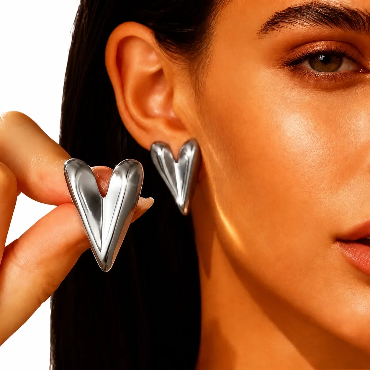 Foto del producto: Pendientes acero inoxidable 316 PVD con forma de corazón y ranura en V en relieve