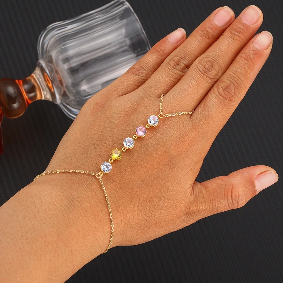 Foto del producto: Pulsera de cadena para mano con cinco circonitas en forma de corazón, chapada en oro