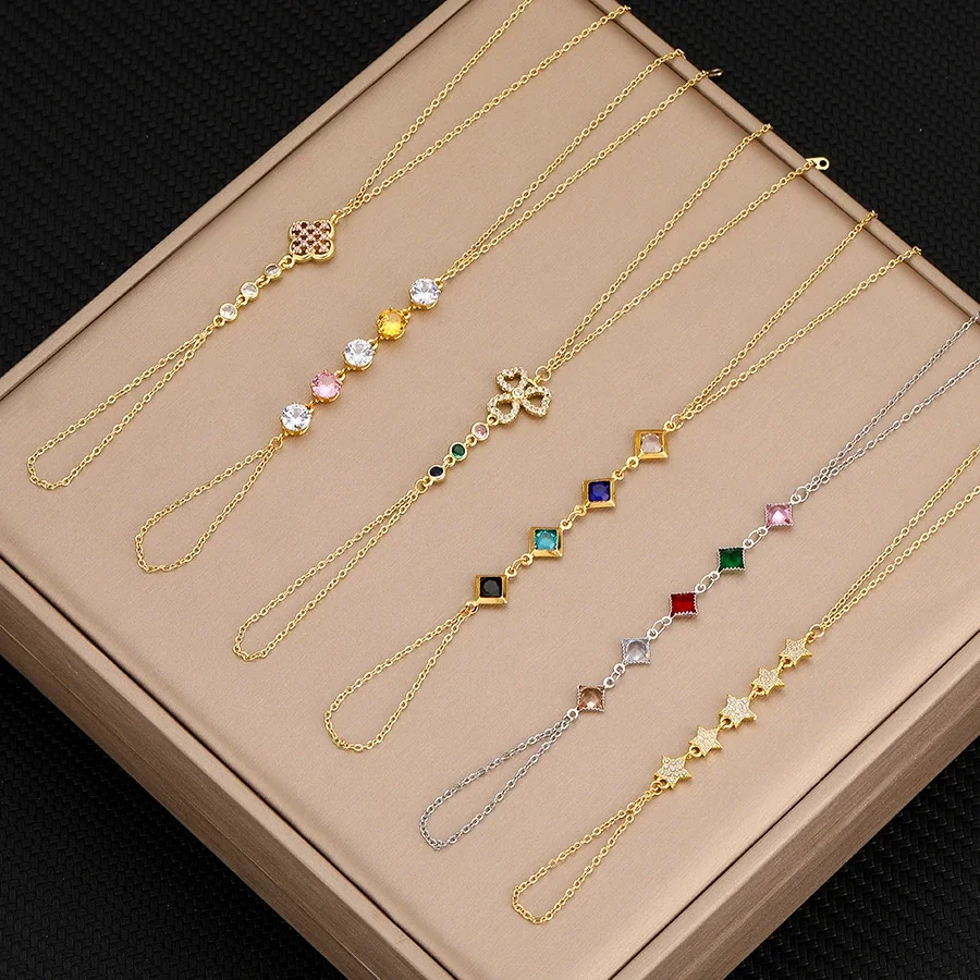 Foto del producto: Pulsera de cadena para mano con cinco circonitas en forma de corazón, chapada en oro