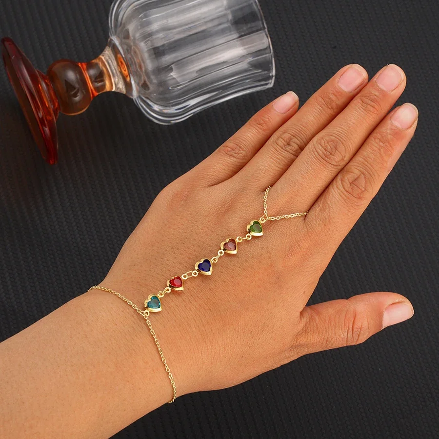 Foto del producto: Pulsera de cadena para mano con cinco circonitas en forma de corazón, chapada en oro