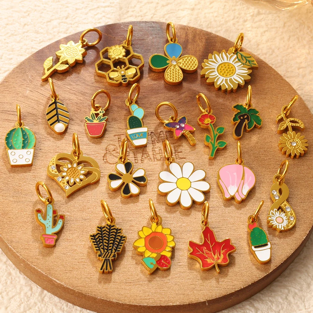 Foto do produto: Pendant Charms with Botanical Motifs in Gold-Plated Steel