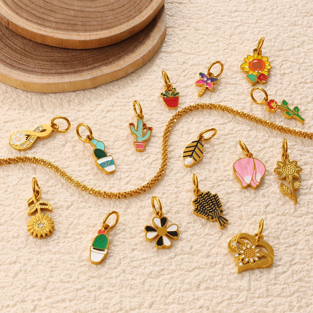 Foto do produto: Pendant Charms with Botanical Motifs in Gold-Plated Steel