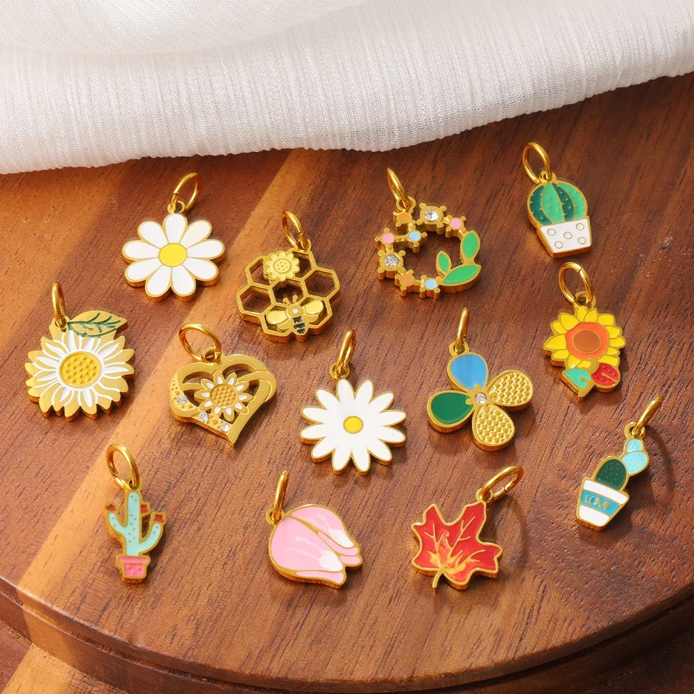 Foto do produto: Pendant Charms with Botanical Motifs in Gold-Plated Steel