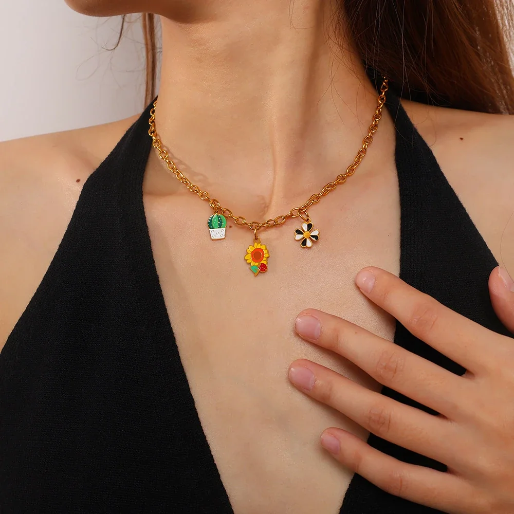 Foto do produto: Pendant Charms with Botanical Motifs in Gold-Plated Steel