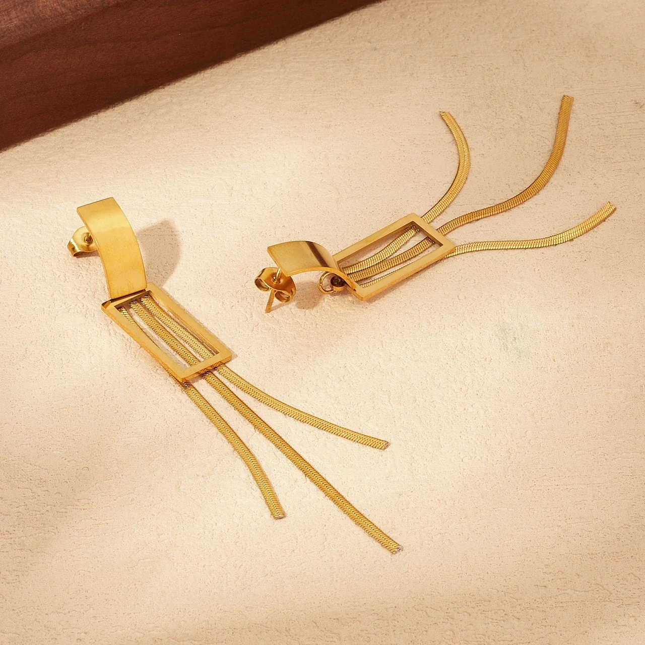 Foto del producto: Pendientes largos geométricos con borlas de cadena serpiente chapados en oro