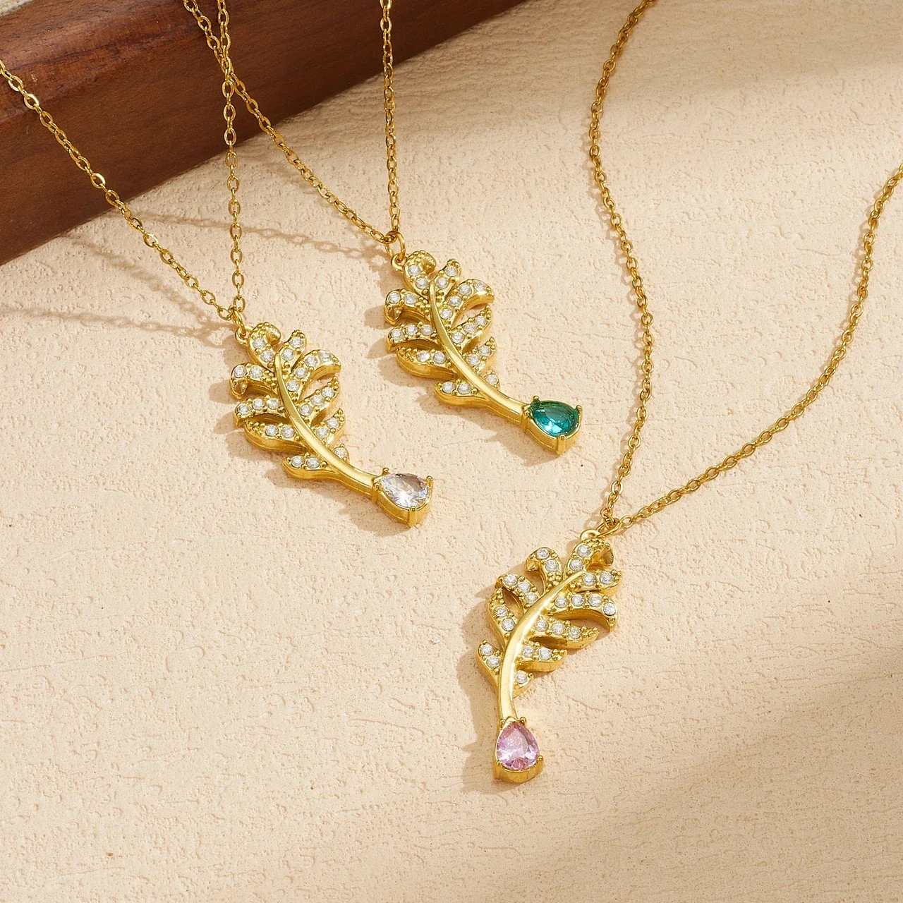 Ketting met bladhanger en druppelvormige kristallen, verguld staal productfoto