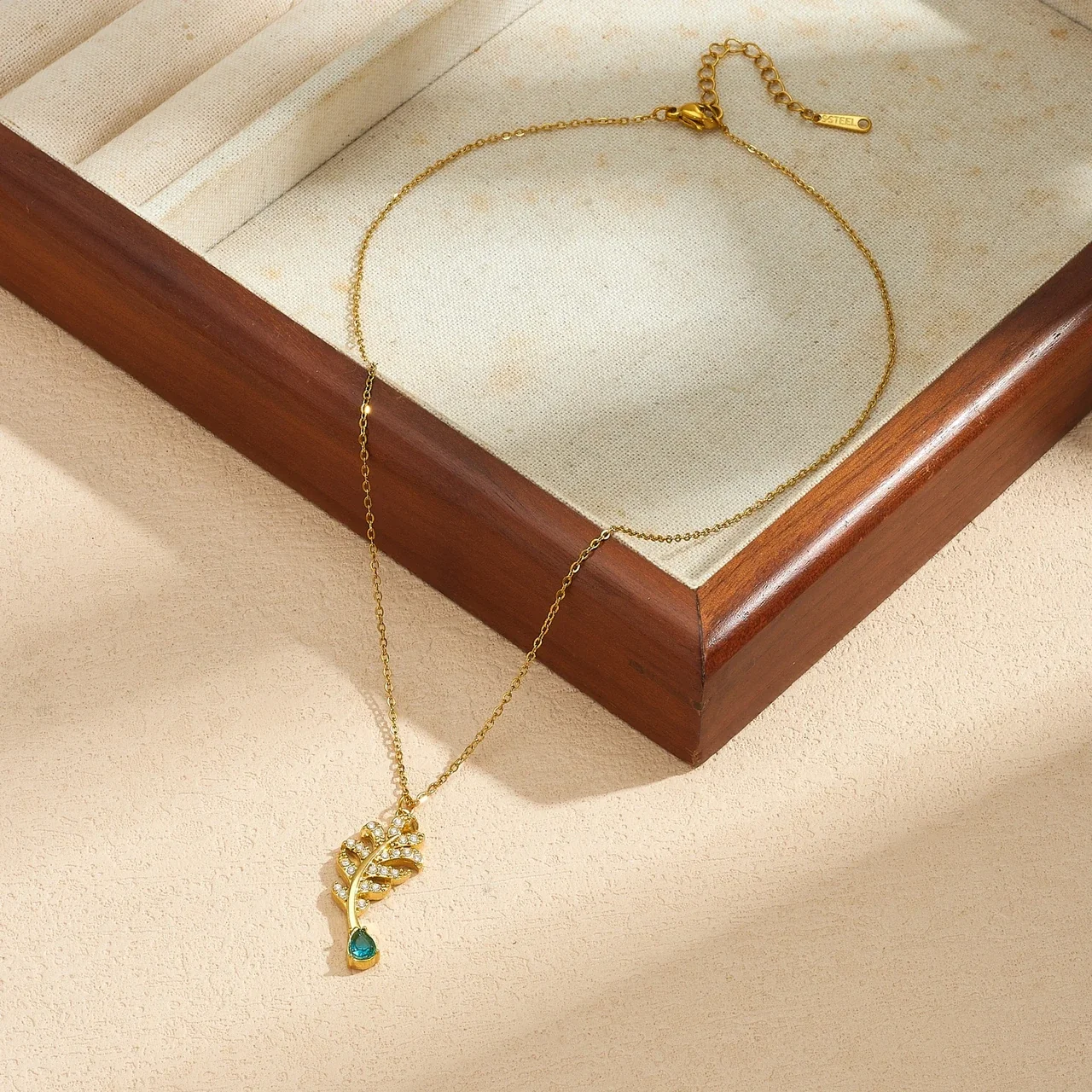 Ketting met bladhanger en druppelvormige kristallen, verguld staal productfoto