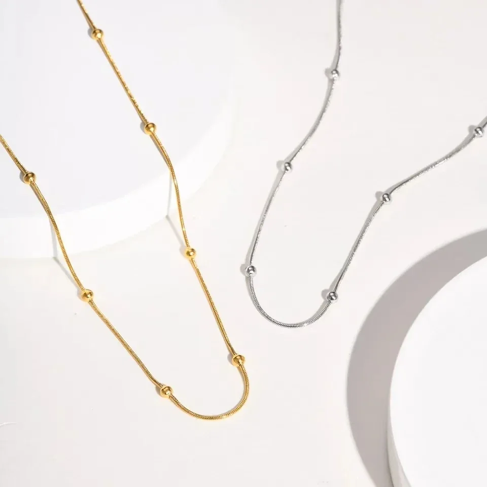 Foto del producto: Collar de cadena serpiente con cuentas de bola espaciadas en acero inoxidable
