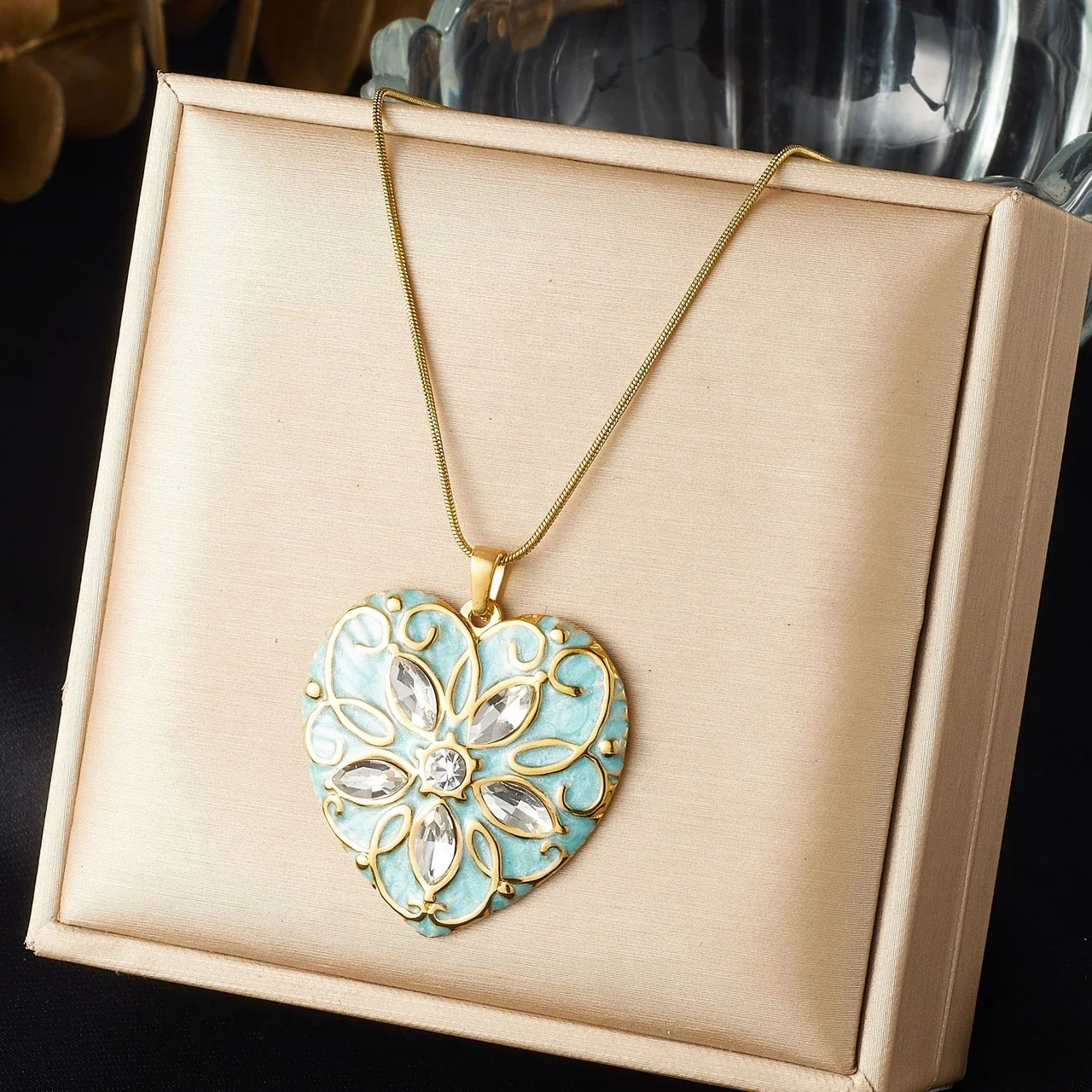 Foto del producto: Collar con colgante de corazón y cristales florales, acero chapado en oro