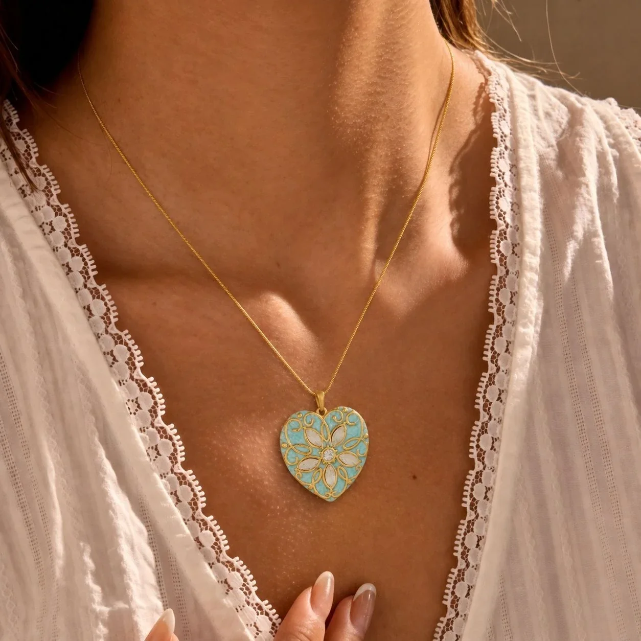 Foto del producto: Collar con colgante de corazón y cristales florales, acero chapado en oro