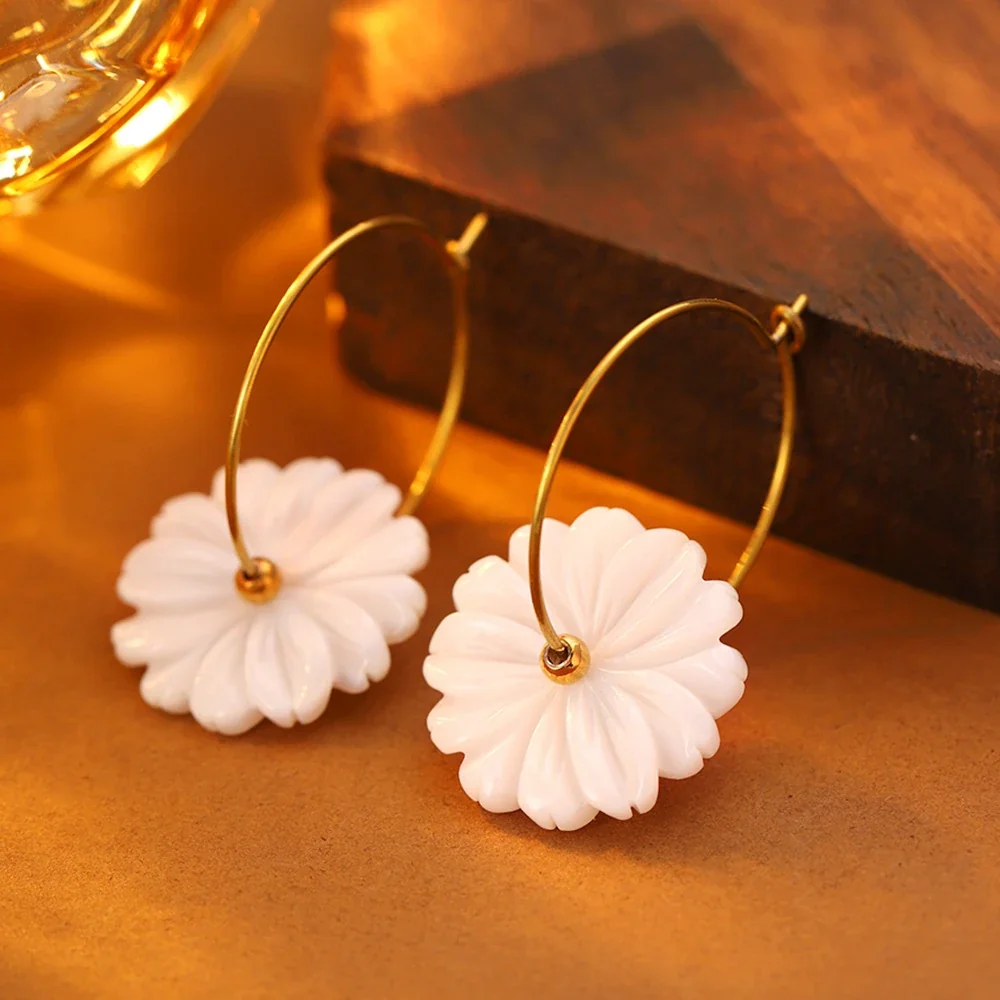 Photo produit : Créoles fleur, fleurs blanches, acier inoxydable 316 PVD or 18K