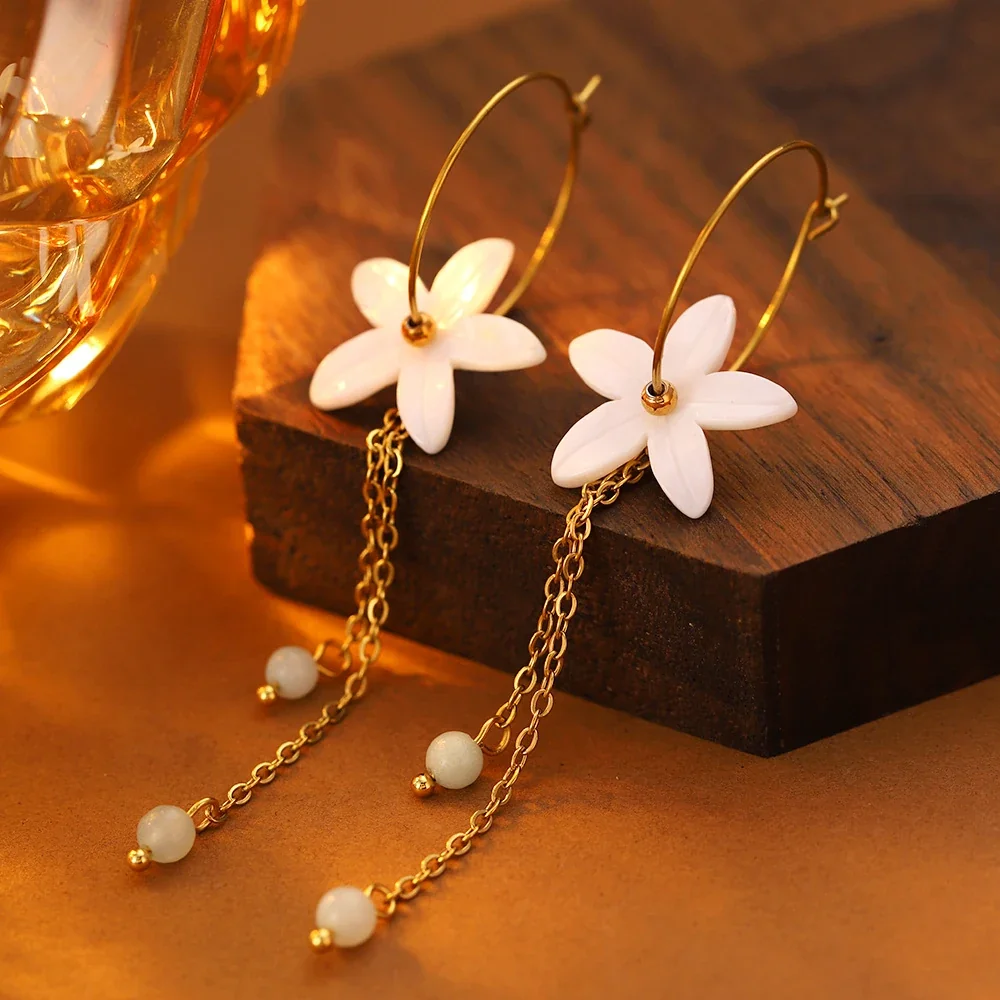 Photo produit : Créoles fleur, fleurs blanches, acier inoxydable 316 PVD or 18K