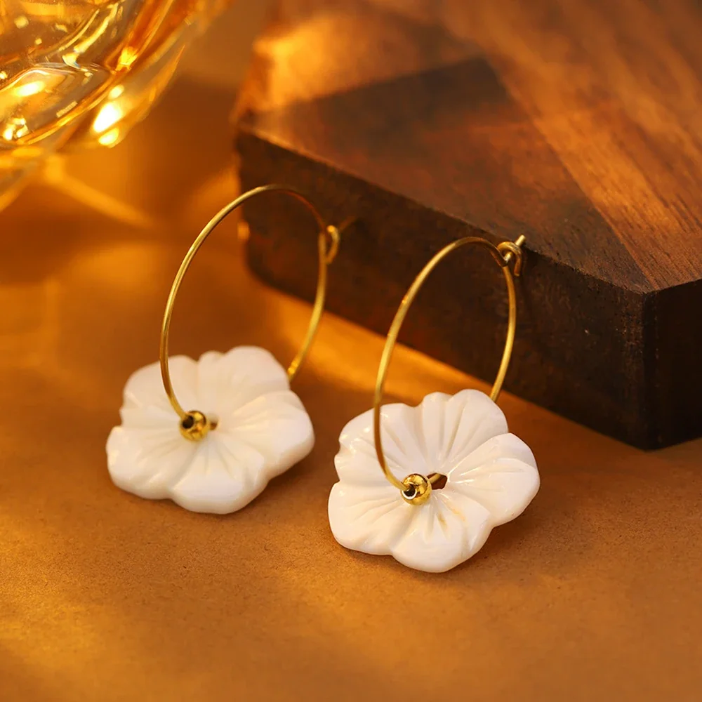 Photo produit : Créoles fleur, fleurs blanches, acier inoxydable 316 PVD or 18K