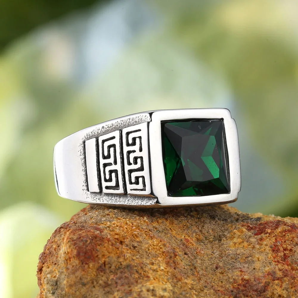 Foto prodotto: Anello chevalier con cristallo quadrato e greca, acciaio inossidabile 316